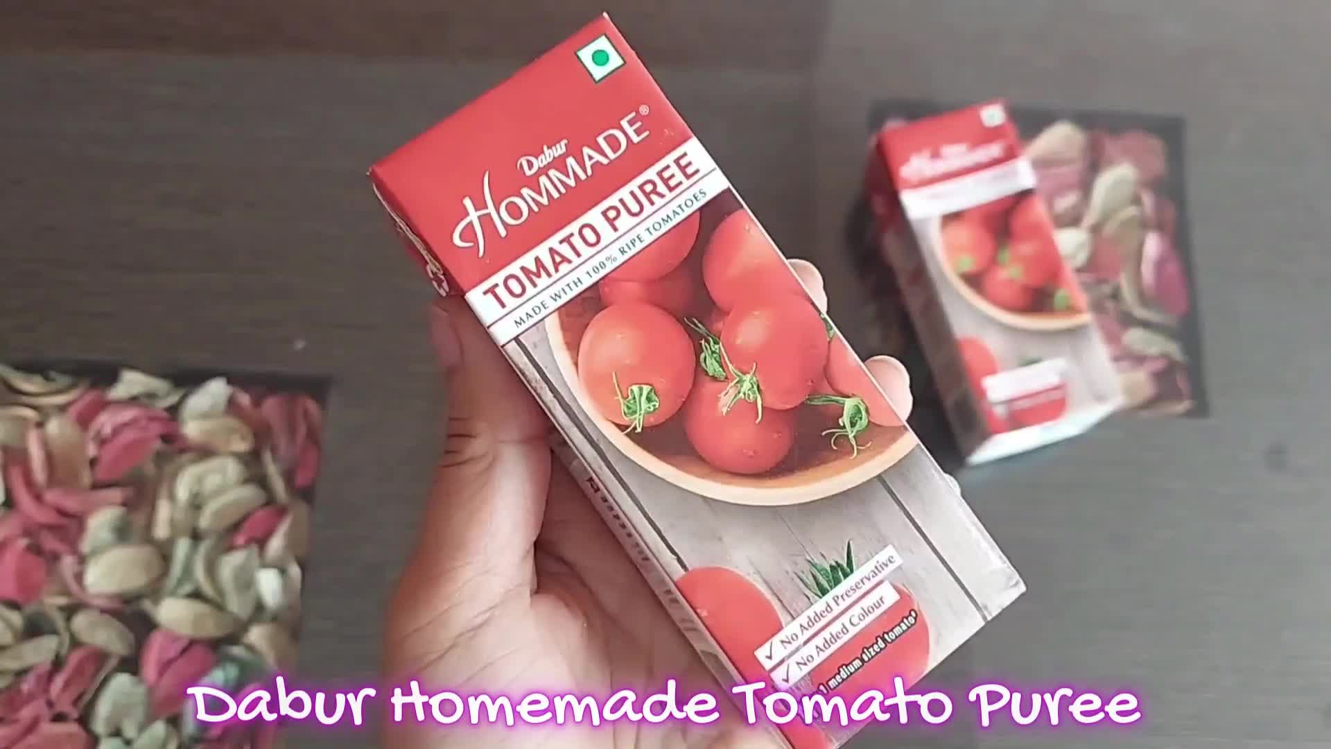 Gros plan sur le paquet de purée de tomates Dabur