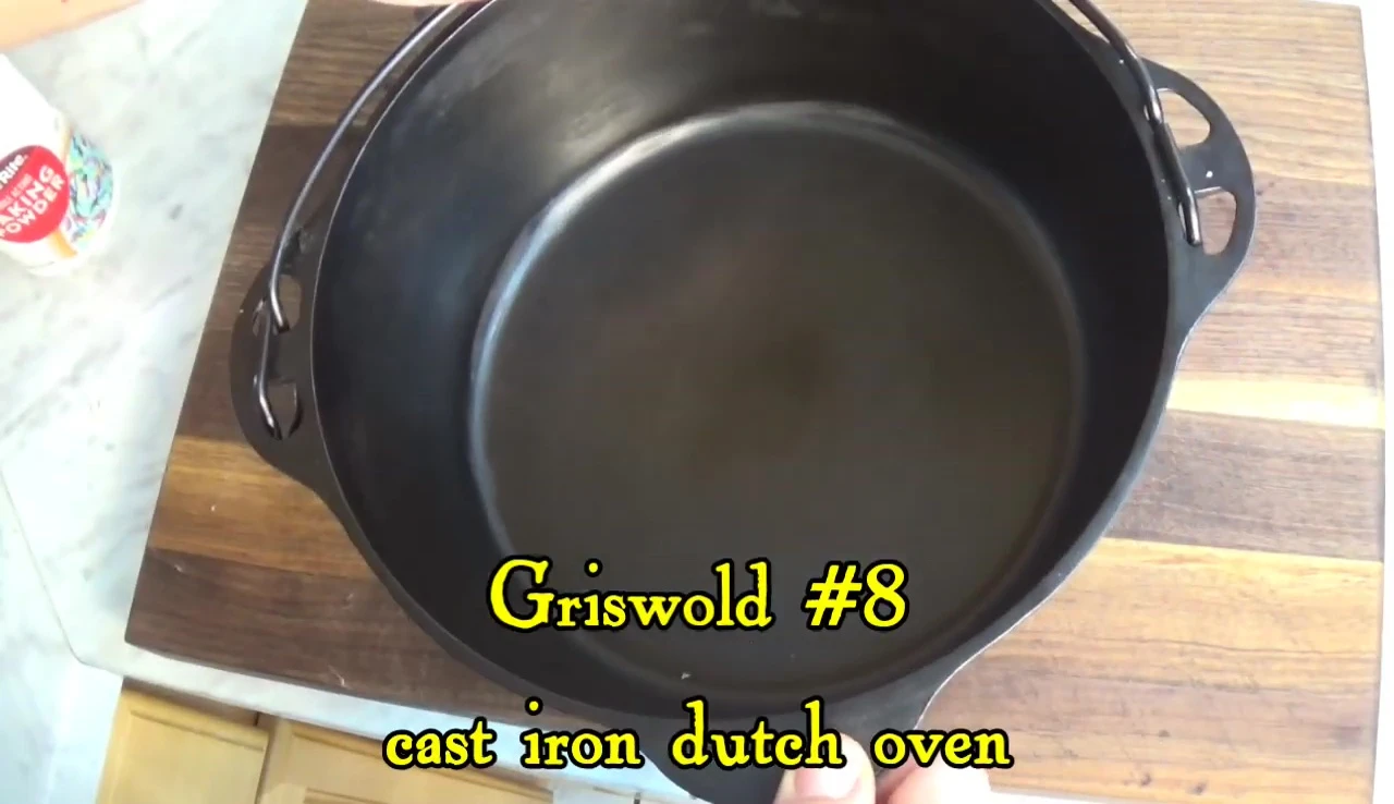 Étaler la pâte dans le four hollandais
