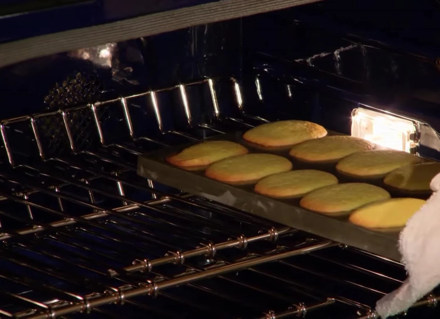 Madeleines dorées sortant du four.