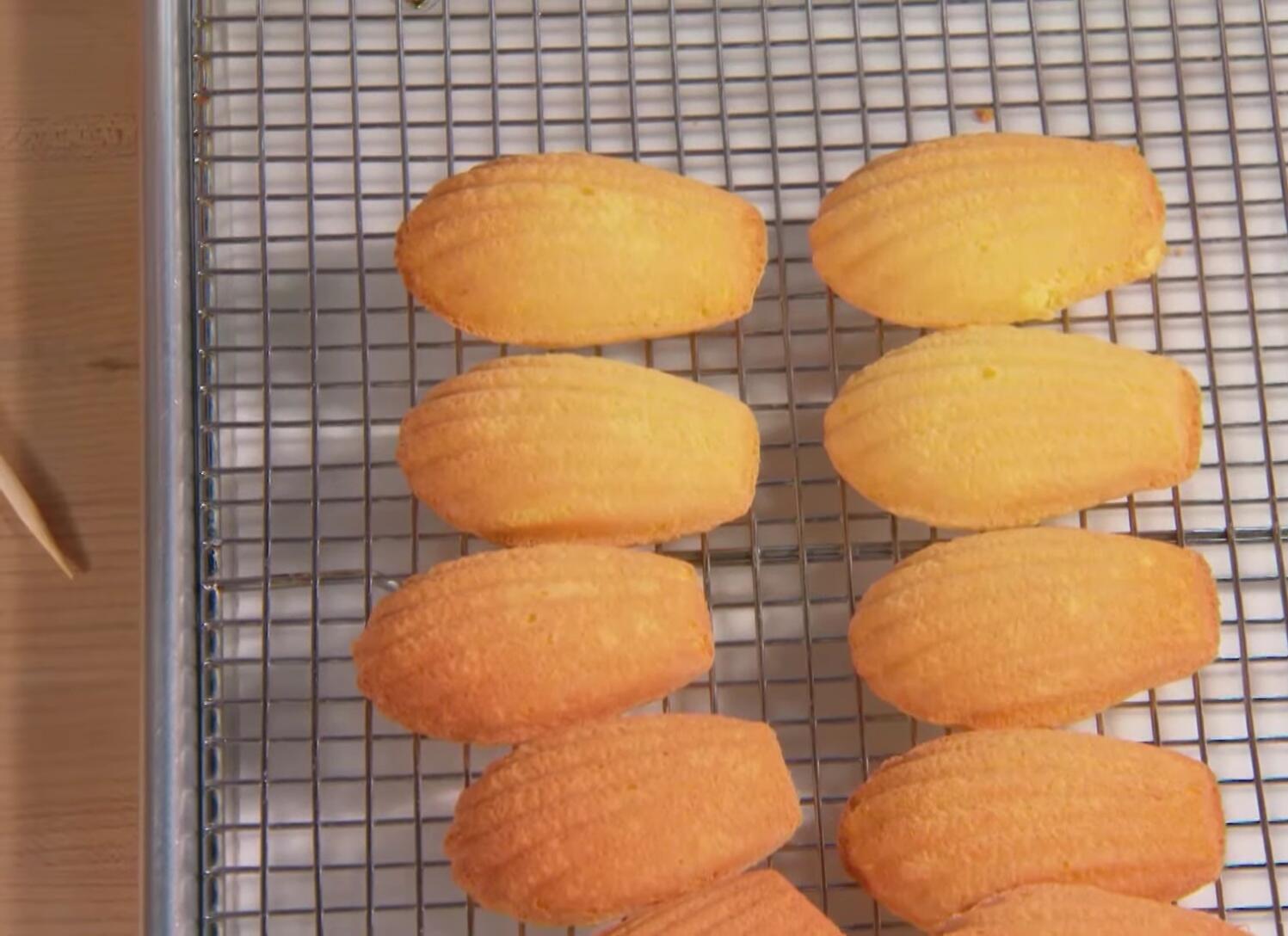 Madeleines finies, saupoudrées de sucre glace.
