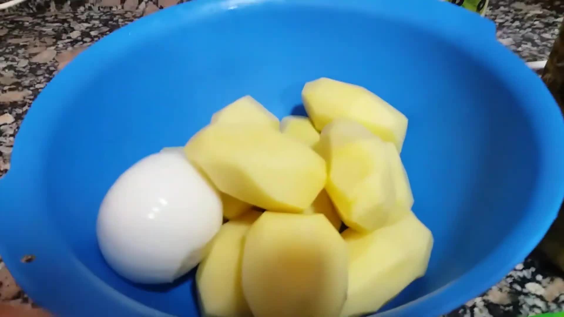 Préparation des ingrédients : oignons, pommes de terre et haricots verts.