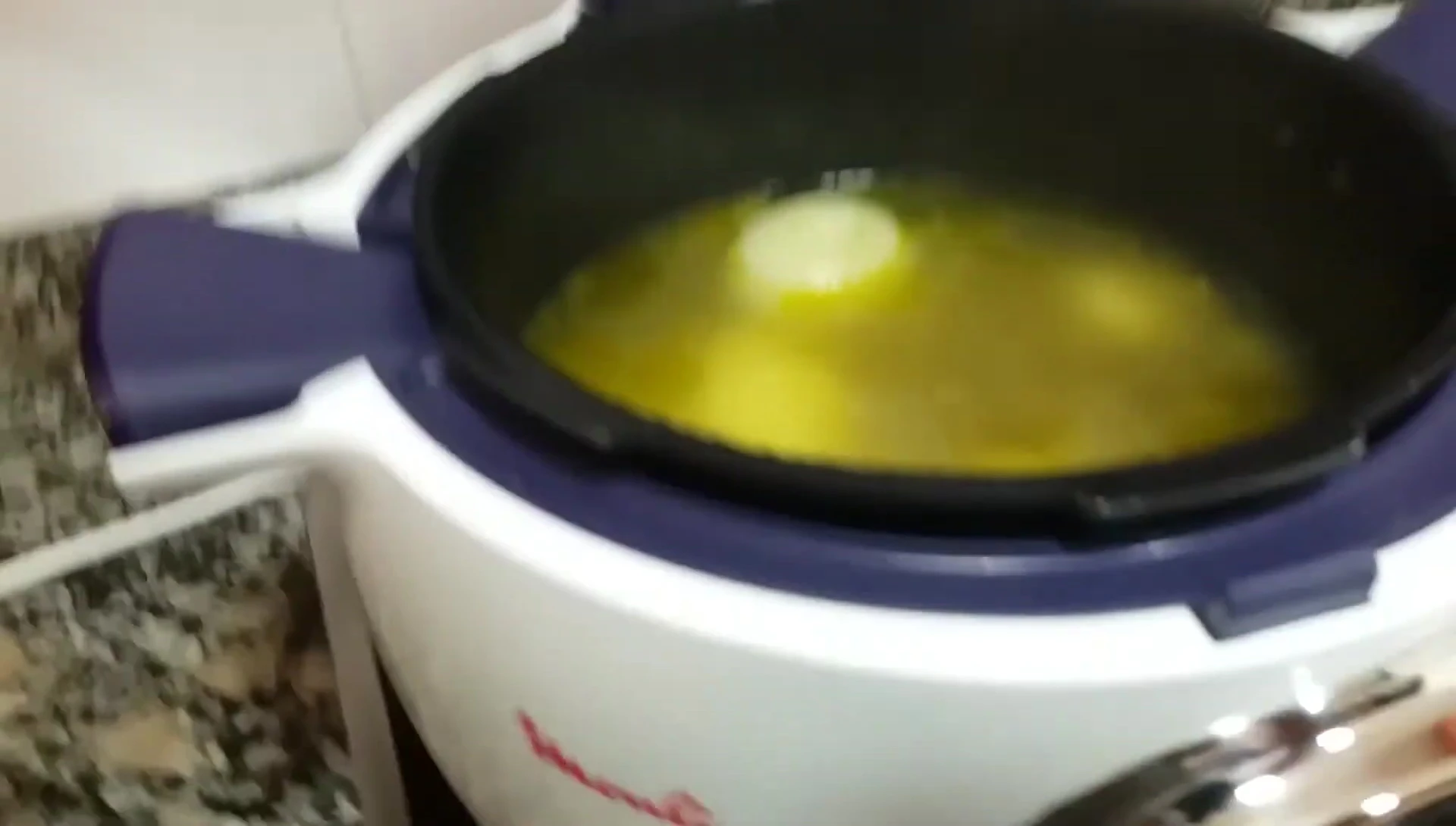 Pommes de terre et haricots verts cuits, prêts à être dégustés.