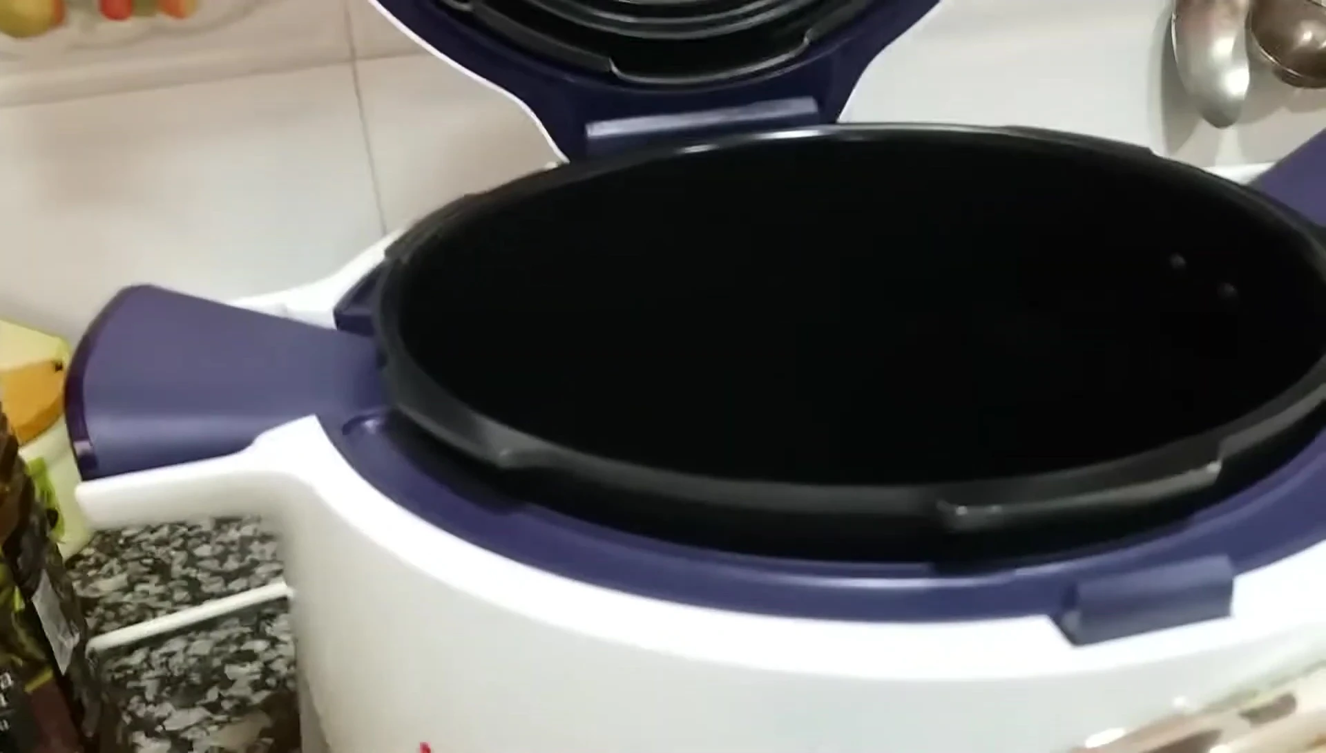 Ajout des ingrédients dans le Cookeo.