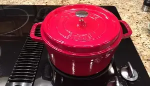 Cocotte en fonte Staub vs. La Creuset : Lequel choisir ?