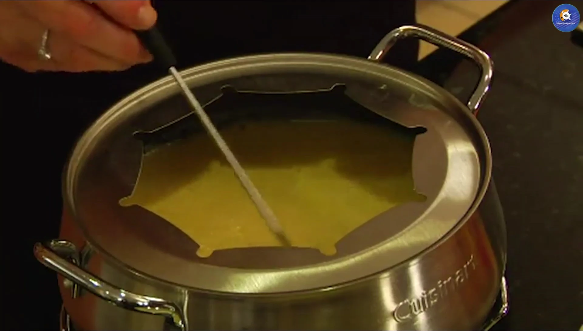 Gros plan sur le design en acier inoxydable du pot à fondue Kinat