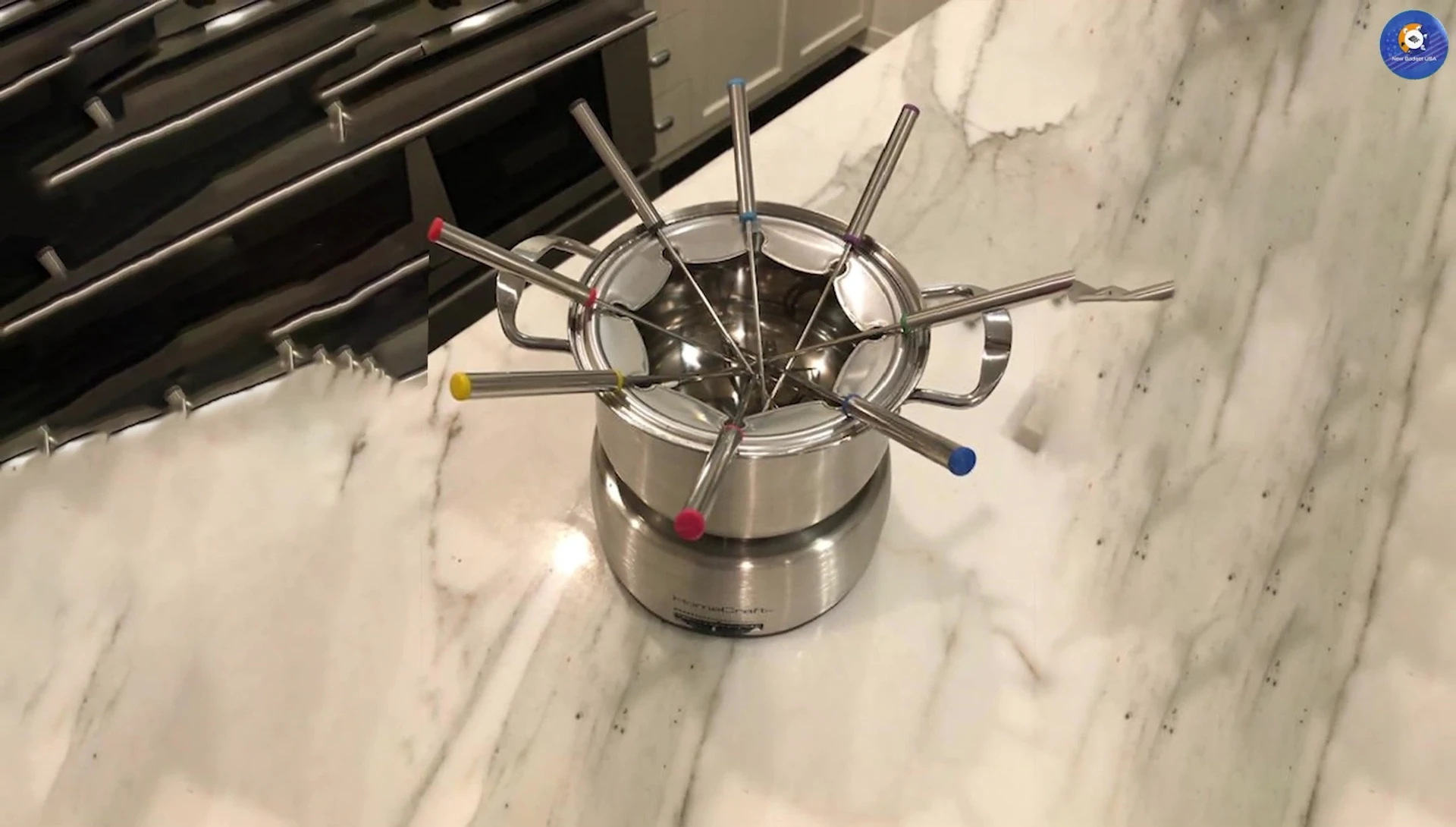 Utilisation du pot à fondue Nostalgia avec des fruits et des guimauves