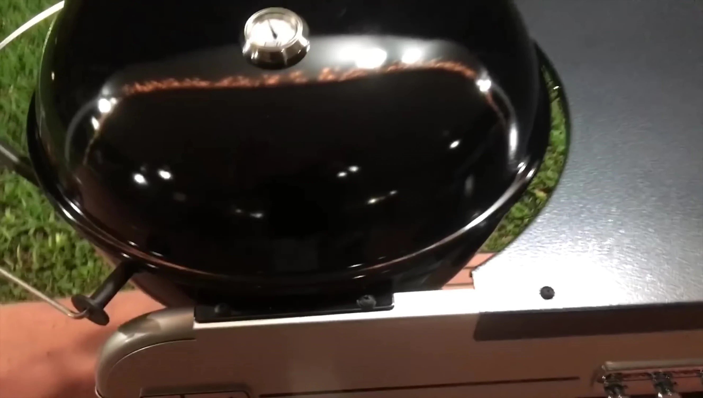 Positionnement du thermomètre sur un Weber Kettle.