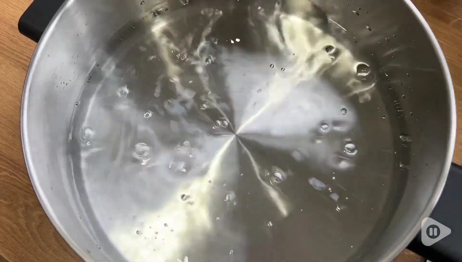 Détail du pot en céramique et du bain-marie