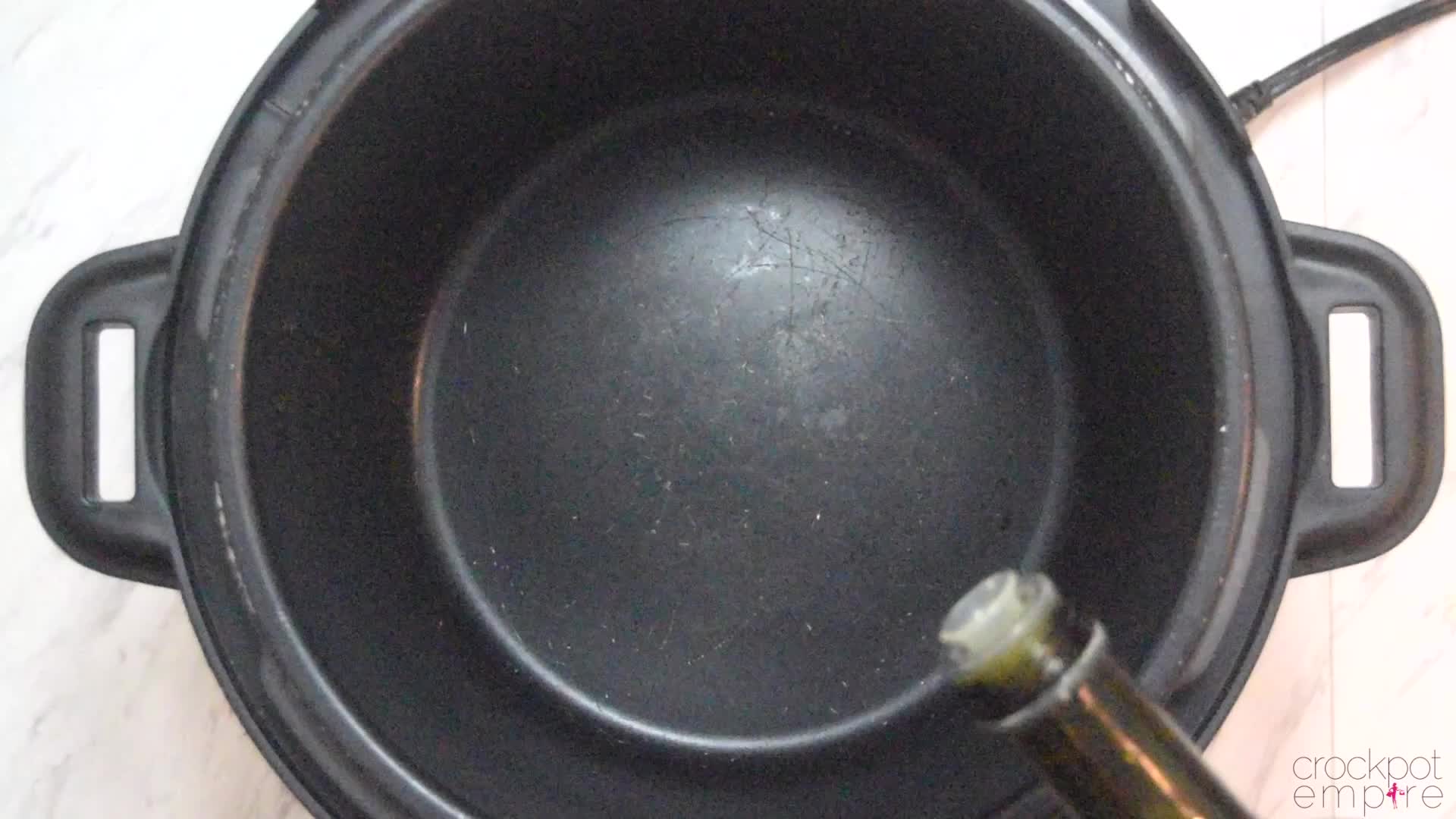 Ajout d'huile d'olive dans la cocotte