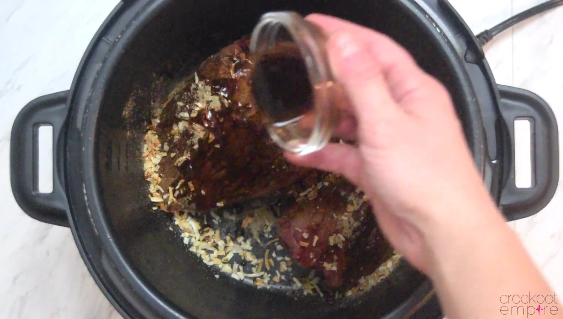 Ajout de la sauce Worcestershire et du bouillon