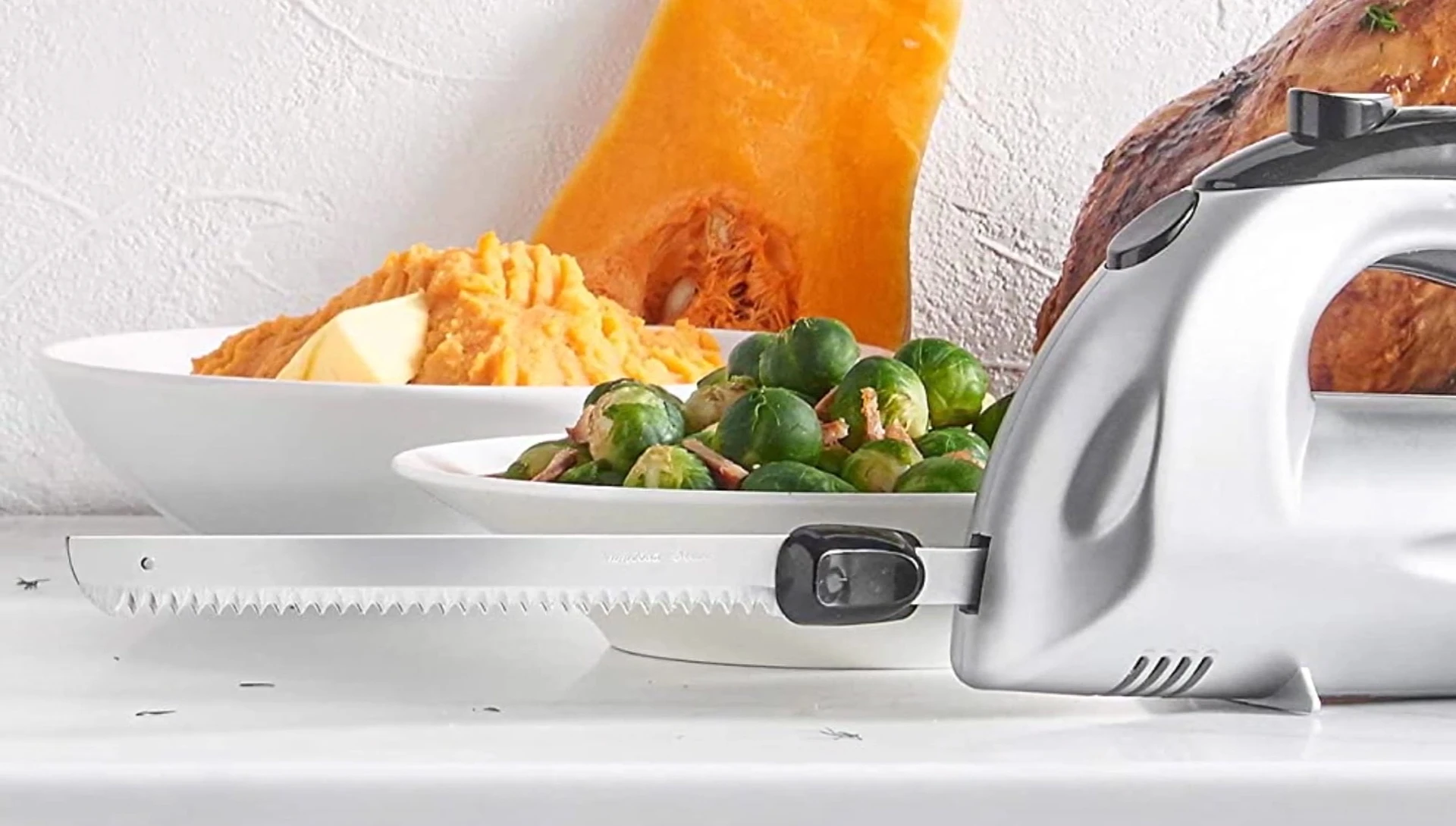 Gros plan sur la poignée ergonomique du couteau électrique VonChef.