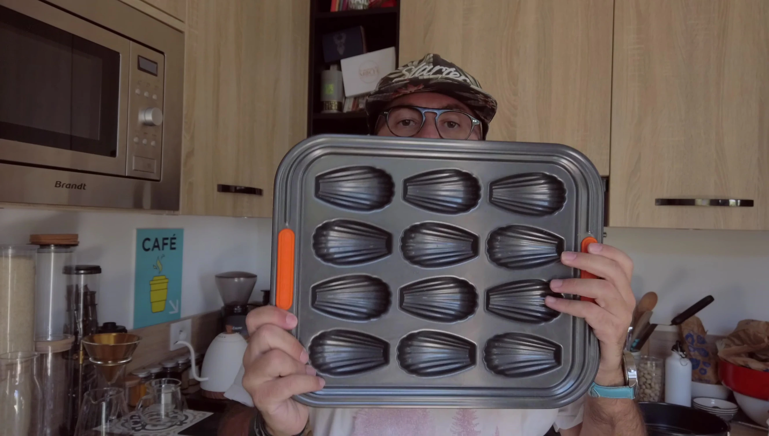 Vue rapprochée de la plaque à madeleines Le Creuset