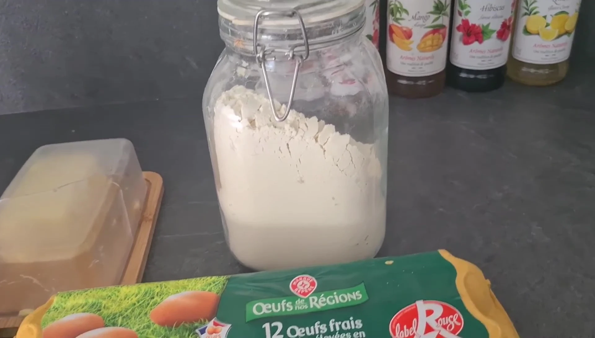 Présentation des ingrédients de la recette de gaufres.