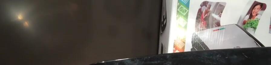 Gros plan sur le bouton marche/arrêt du gaufrier.