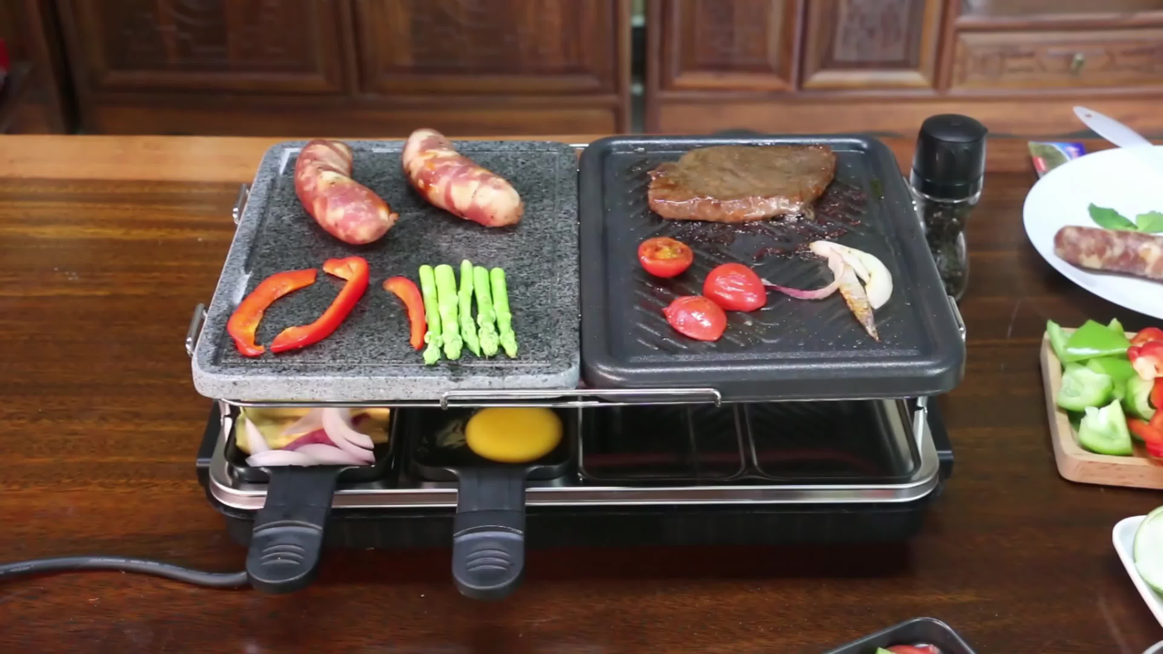 Un délicieux repas de raclette en cours de préparation.