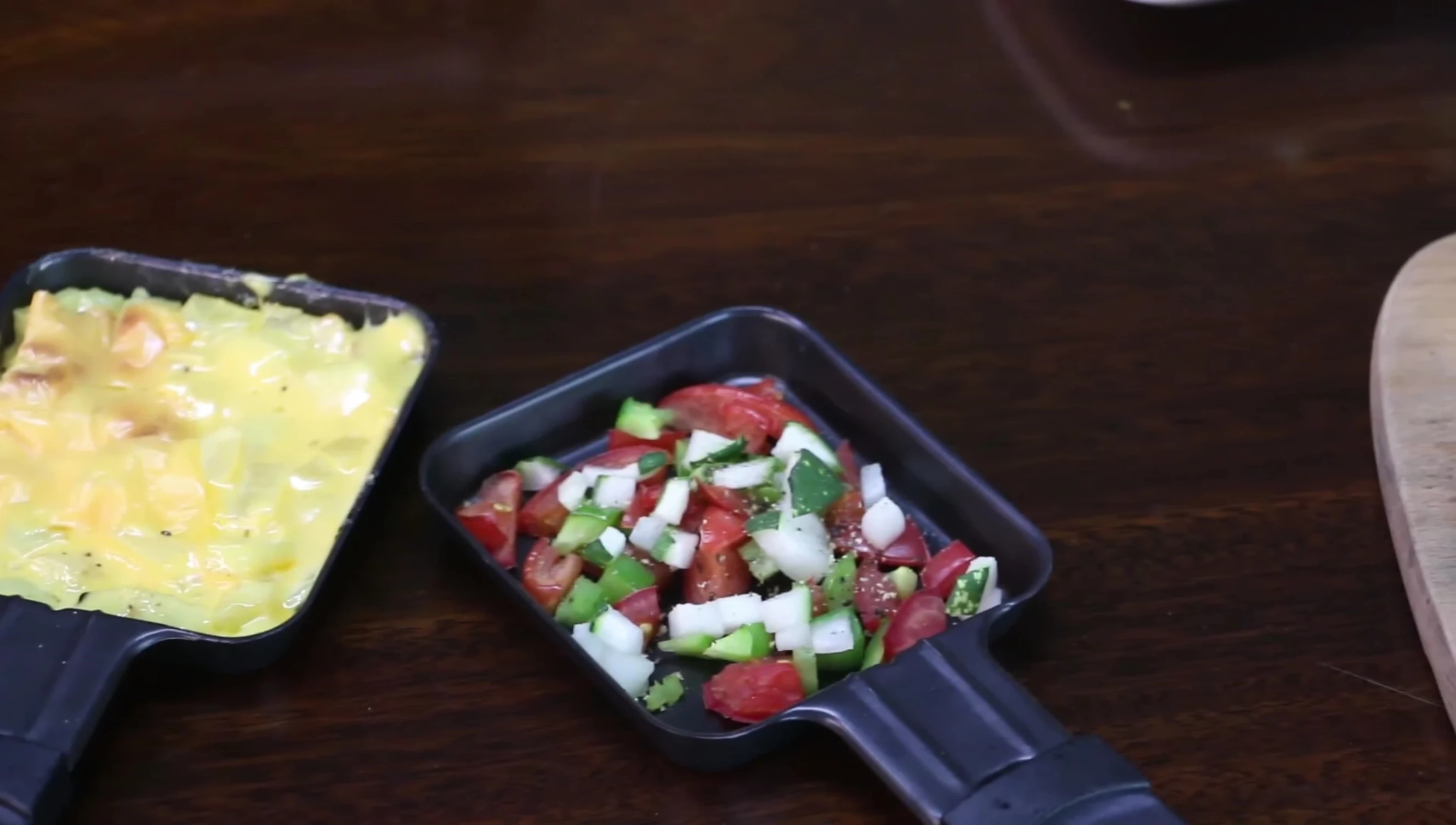 Une table animée autour d'un grill à raclette.