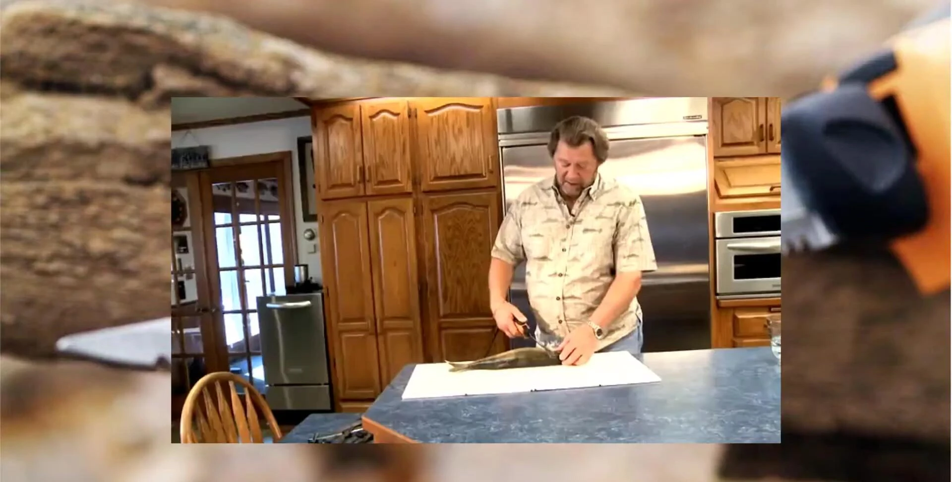 Le couteau en action, tranchant du poisson