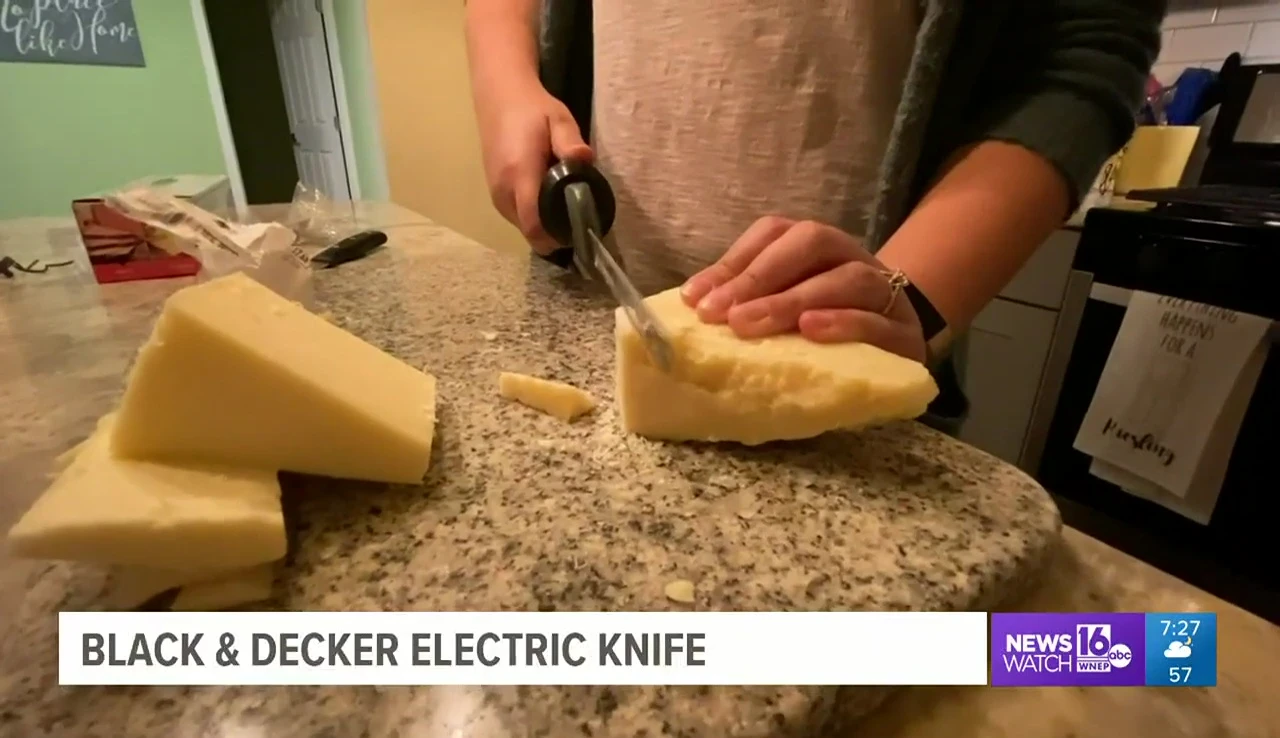 Plusieurs personnes testent le couteau