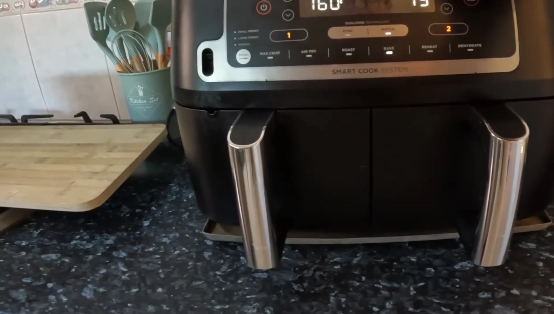 Démarrage de la cuisson au Ninja Air Fryer.