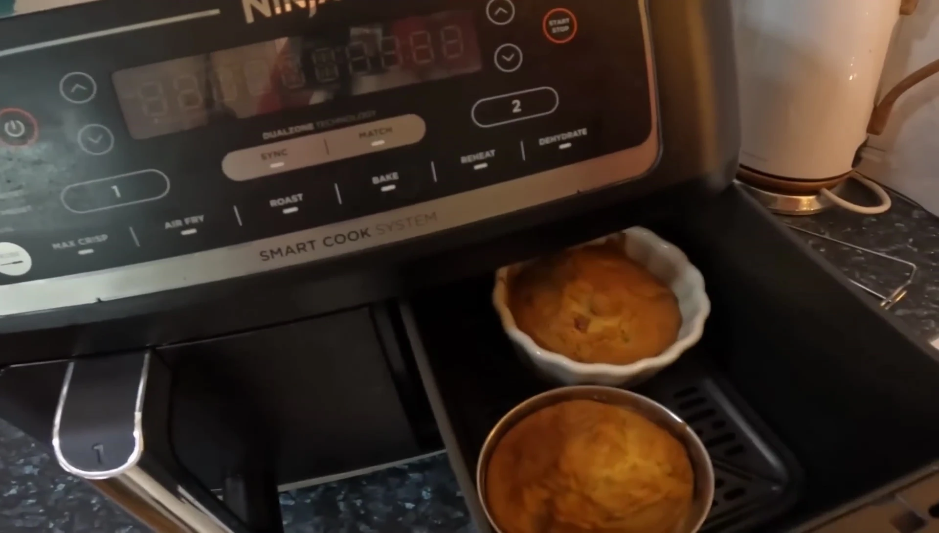 Gâteaux à l'éponge cuits dans le Ninja Air Fryer.