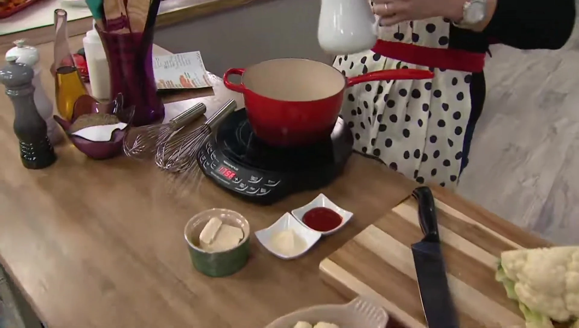 Préparation de la sauce piquante dans une casserole
