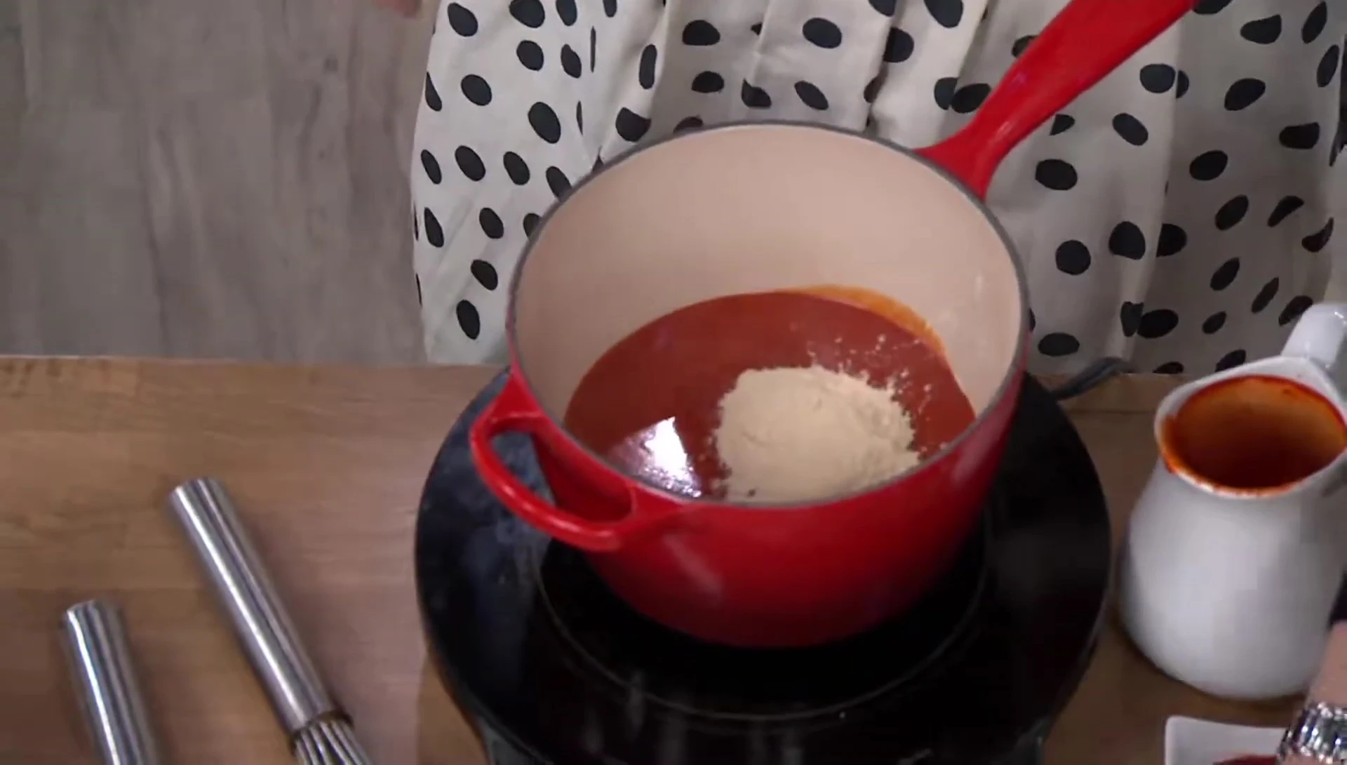 Ajout du beurre végétalien à la sauce