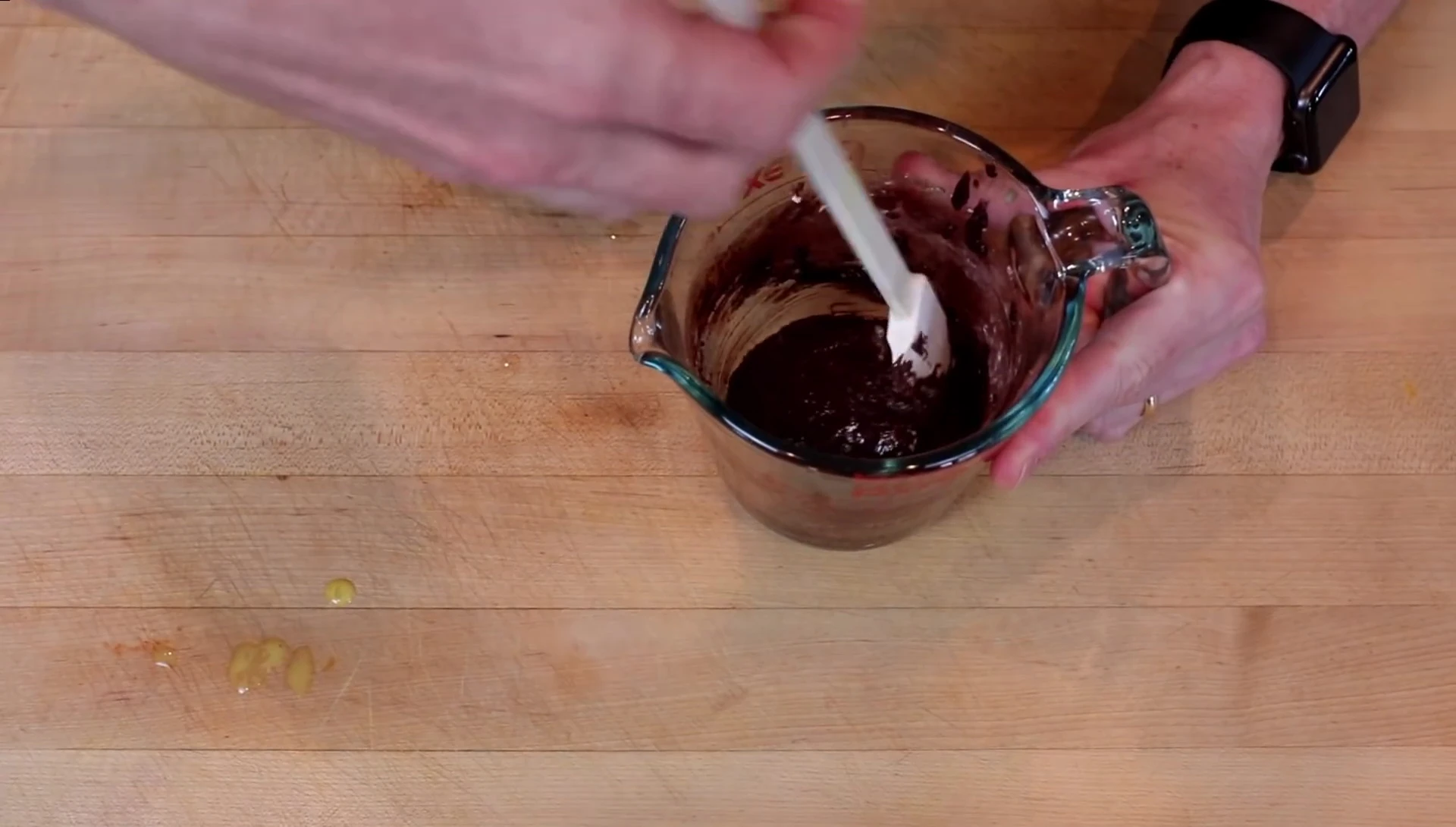 Mélange de la pâte du gâteau au chocolat keto