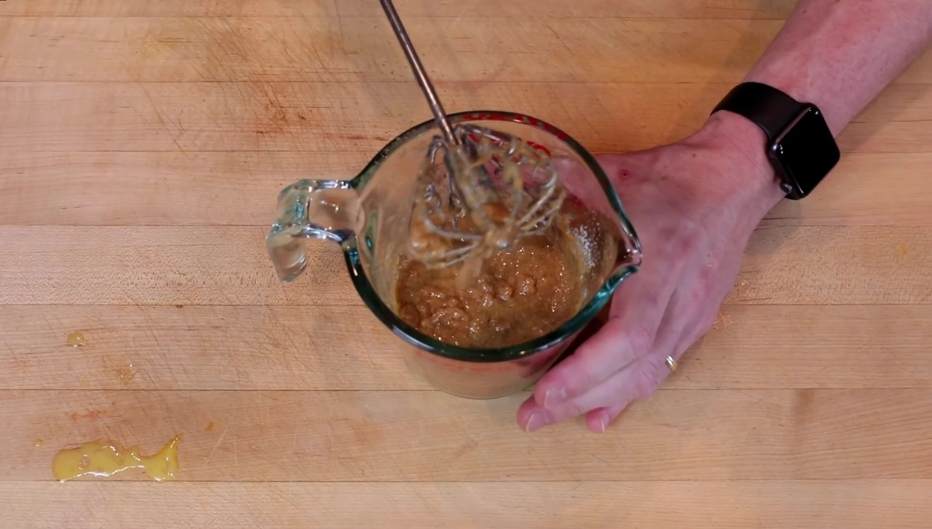 Mélange de la pâte du gâteau à la cannelle keto