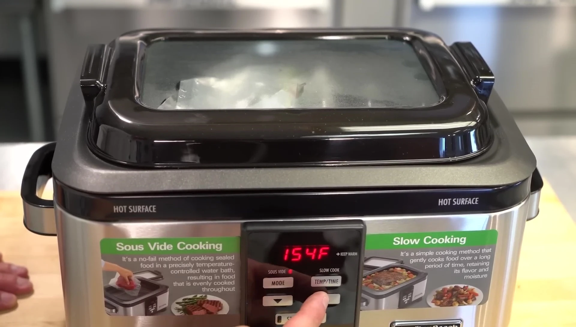 Image soulignant la simplicité de la cuisson sous vide et le gain de temps.