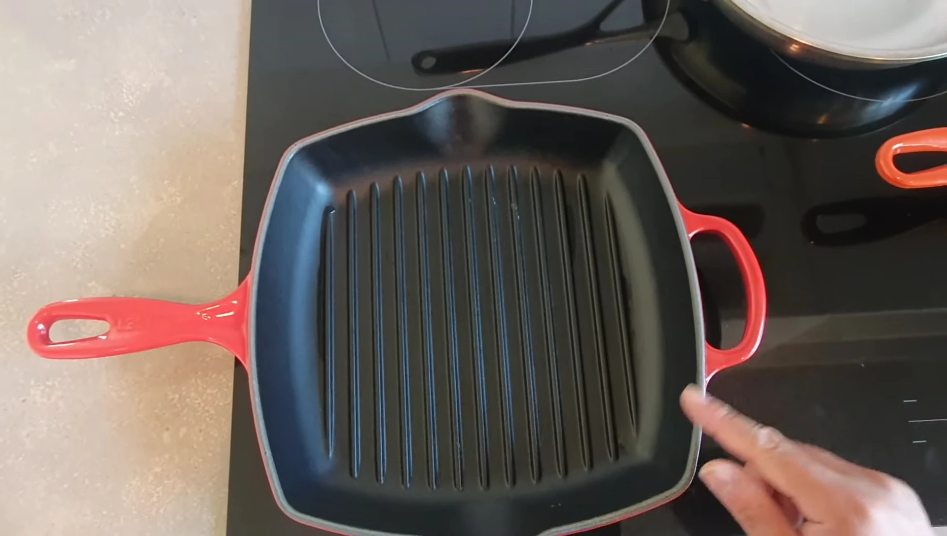 Le steak dans la poêle.