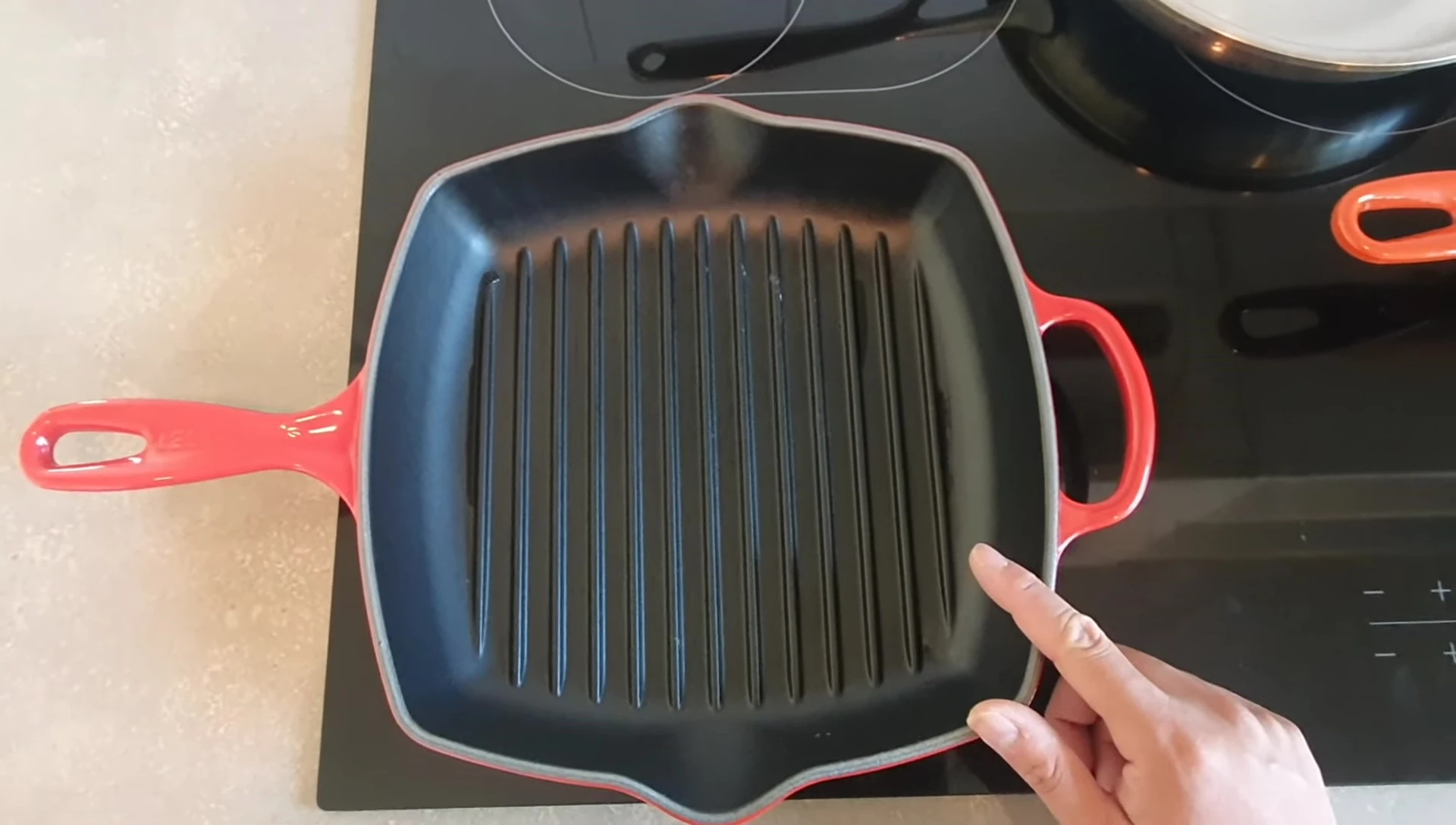Le steak après le premier retournement, montrant les marques de grill.