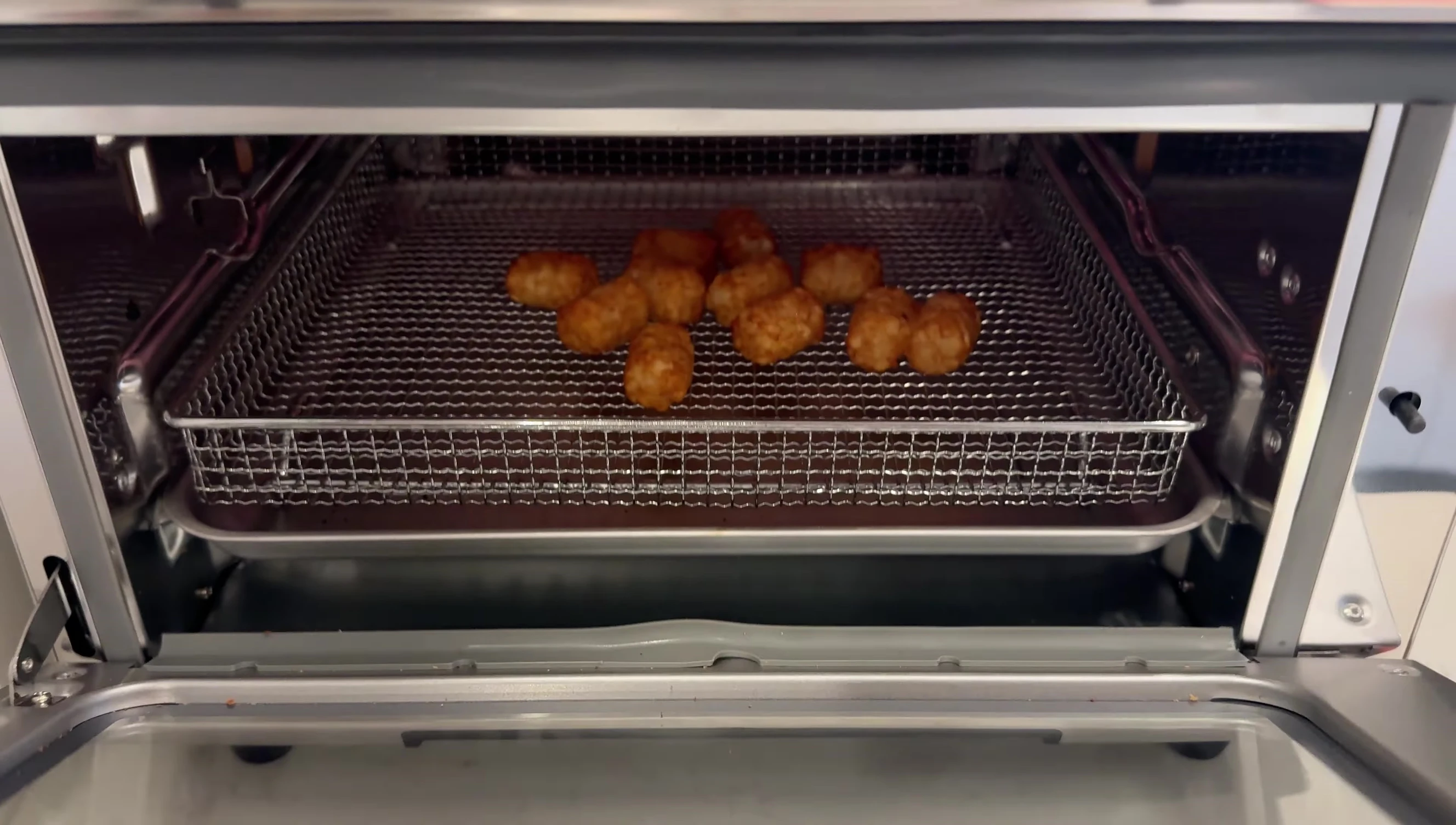 Gros plan montrant les dimensions du four sur un comptoir.