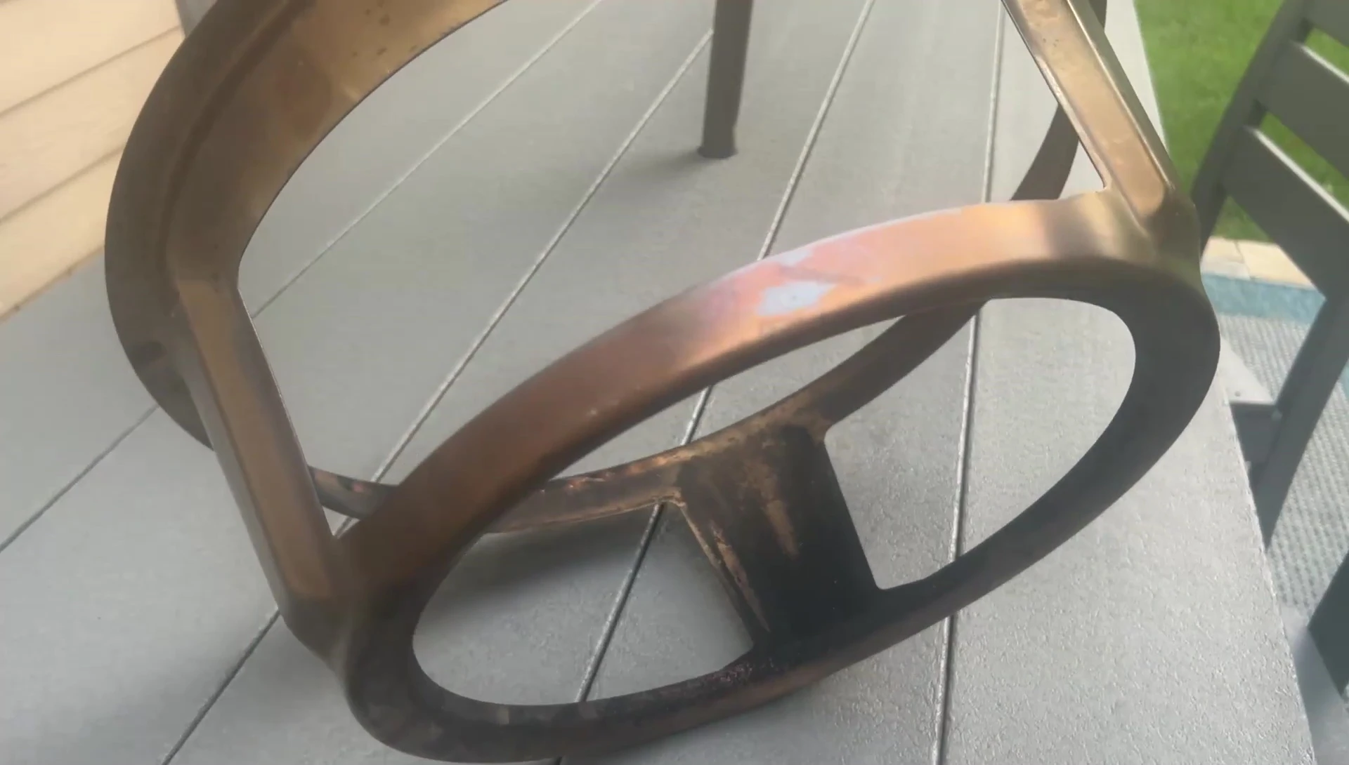 Détail de l'ouverture pour ajouter du bois sur le Solo Stove.