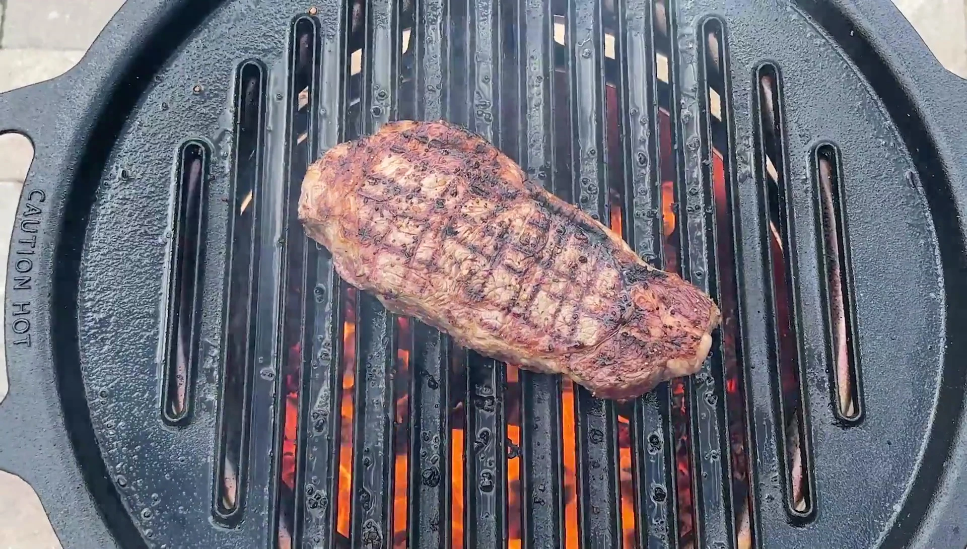 Steaks sur le Solo Stove Hub.