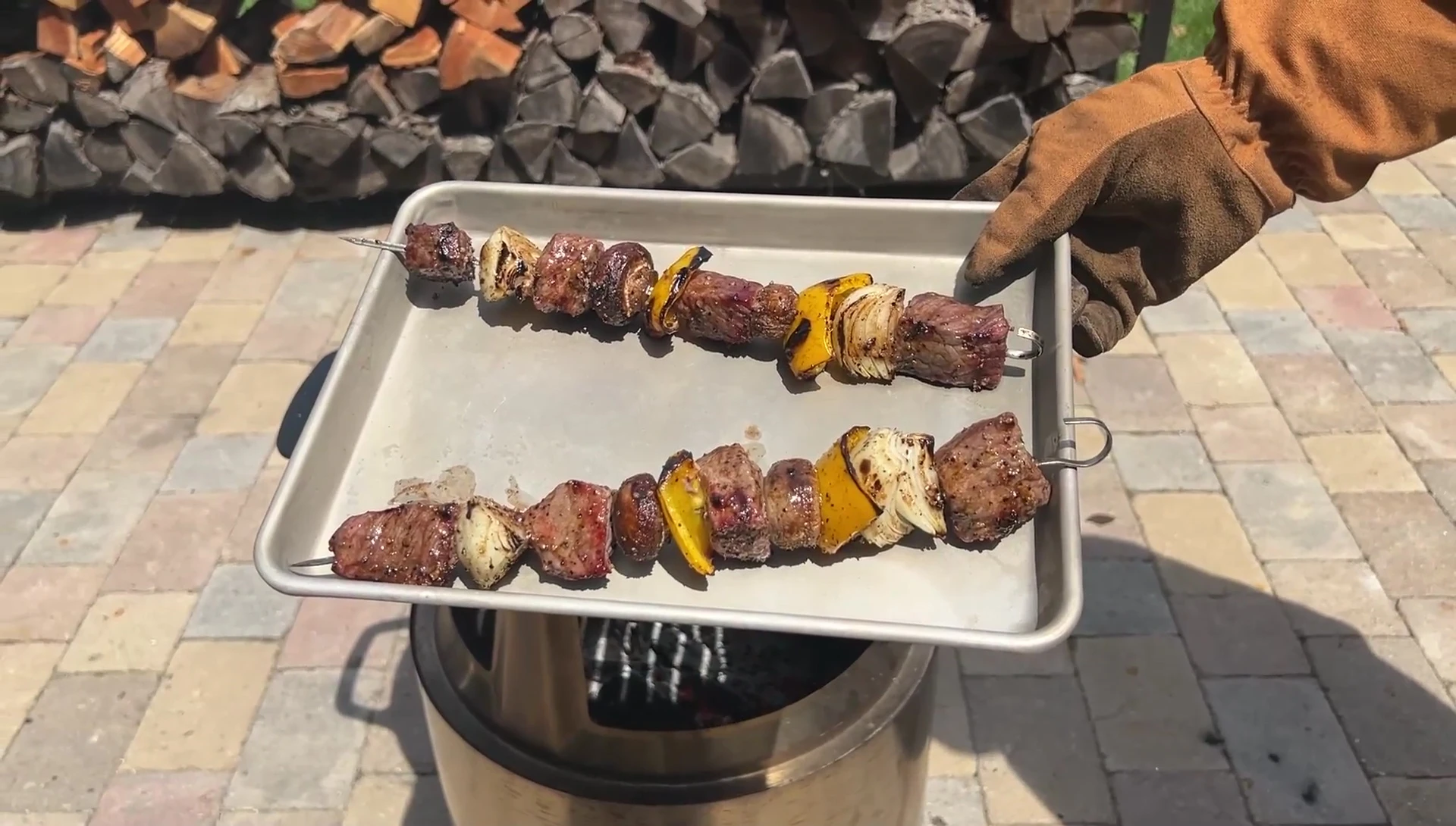 Brochettes de steak sur le Breeo Outpost Grill.