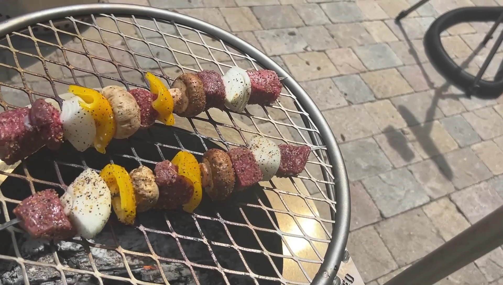 Steak sur le Breeo Outpost Grill.