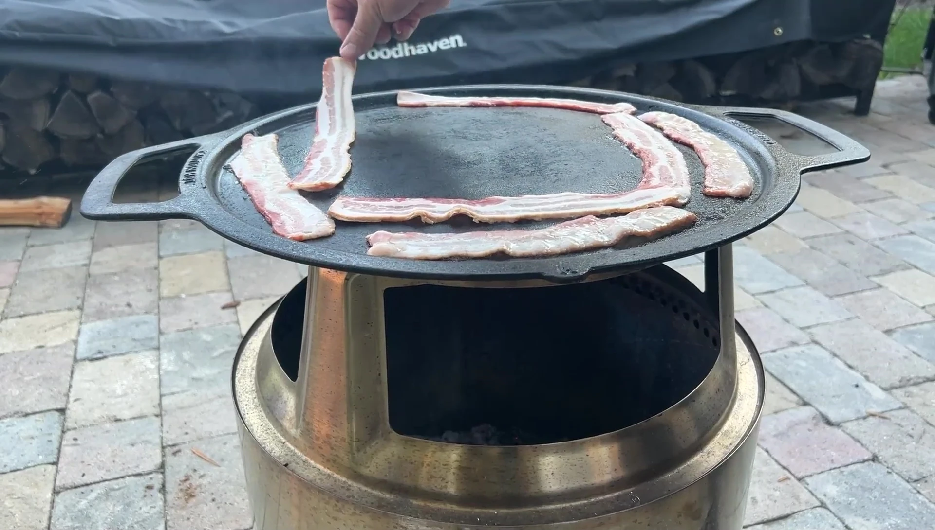 Bacon cuisant sur la plaque chauffante Solo Stove.