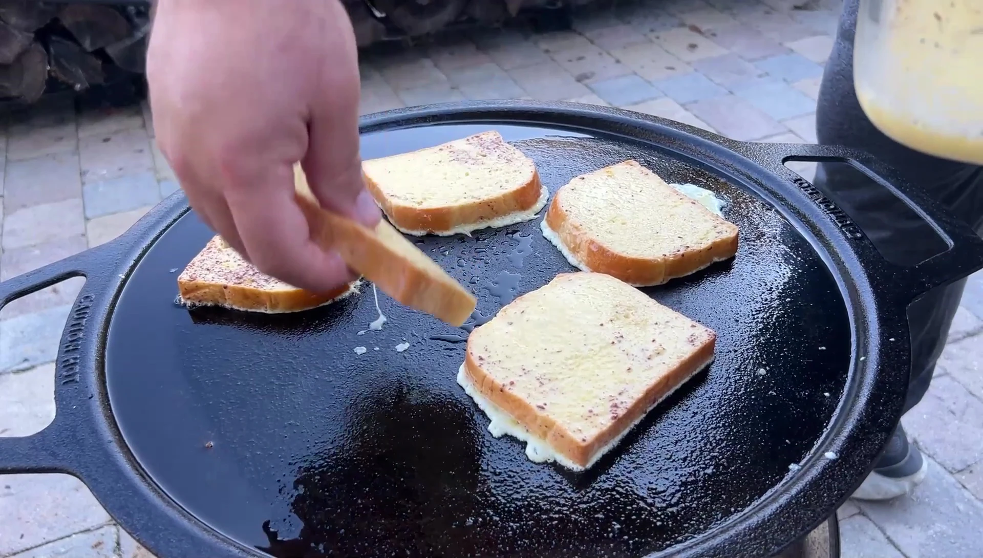 Pain perdu sur la plaque chauffante Solo Stove.