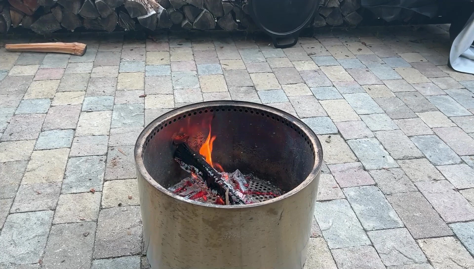 Vue rapprochée du Solo Stove Hub sur le foyer.