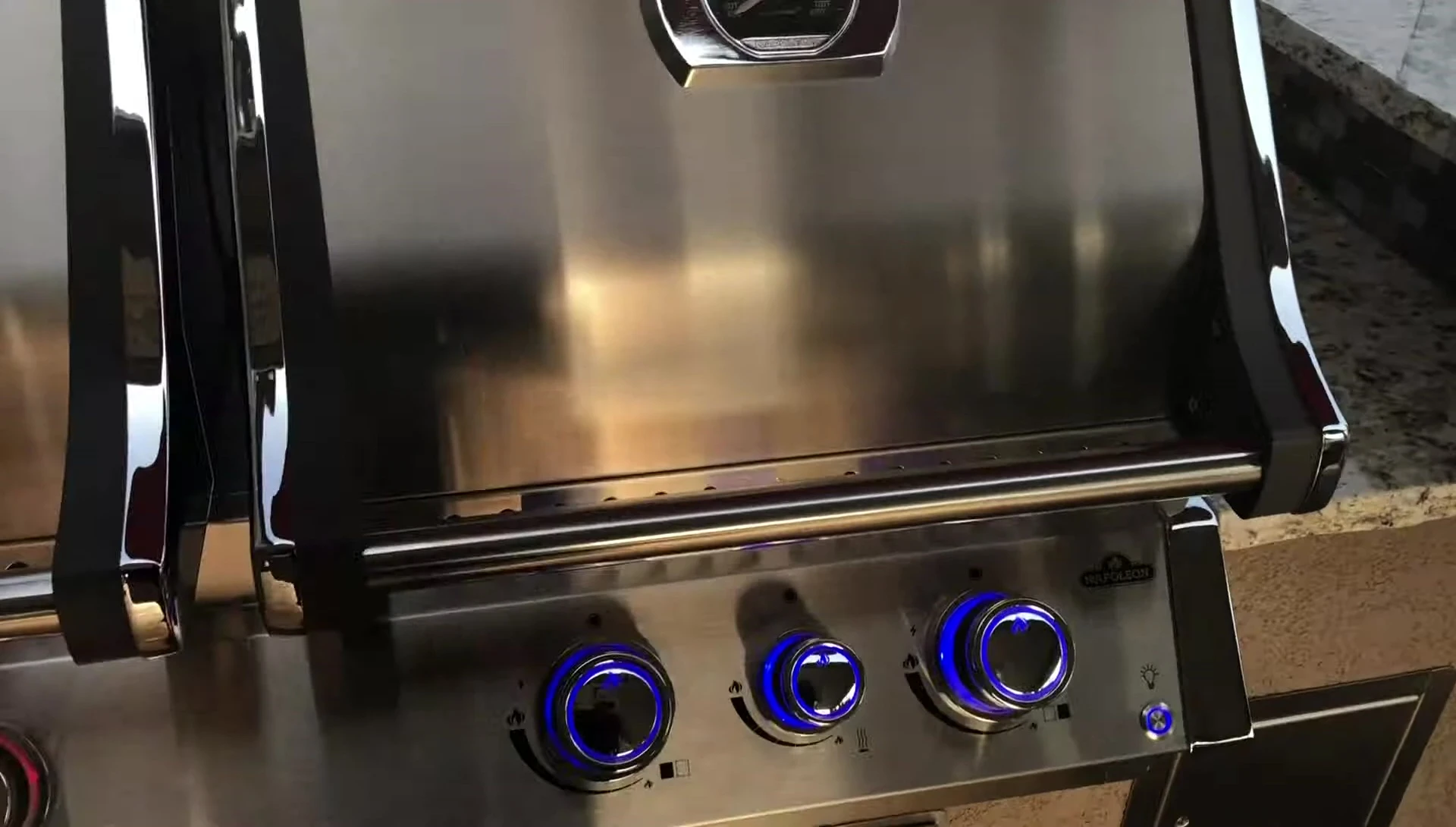 Gros plan sur le brûleur infrarouge du grill.