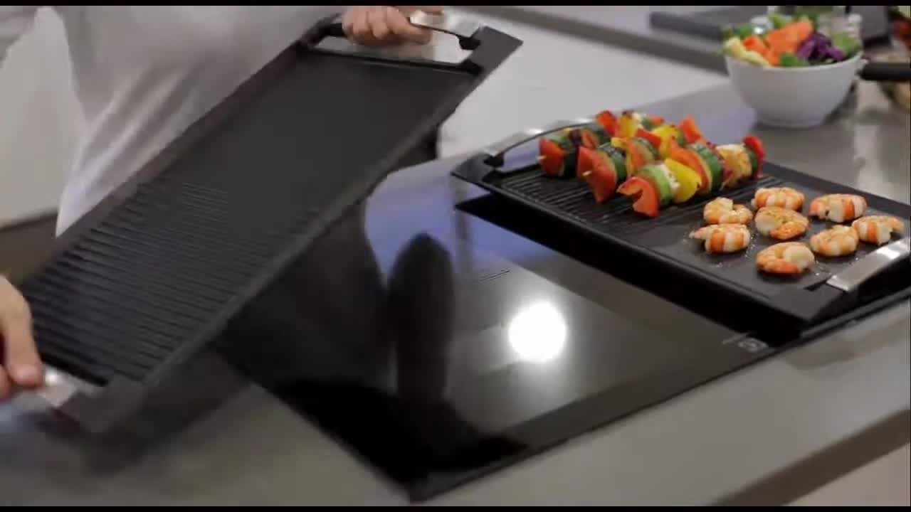Gros plan sur la plancha, mettant en valeur sa fabrication robuste