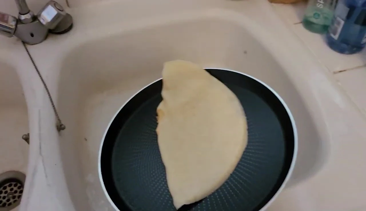 Tentative ratée de retourner la crêpe.