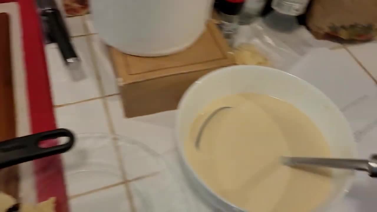 Verser la pâte à crêpes dans la poêle Tefal.