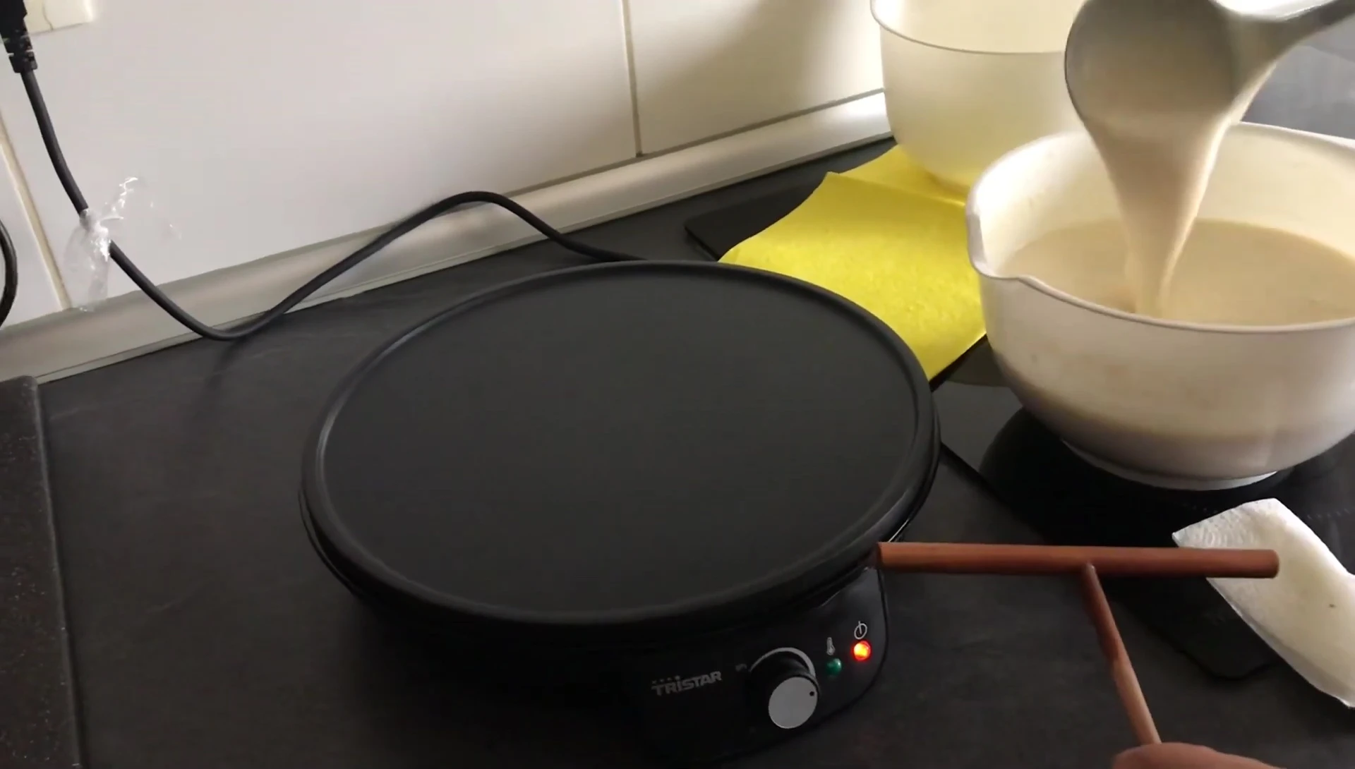 Préparation à la cuisson de la première crêpe.