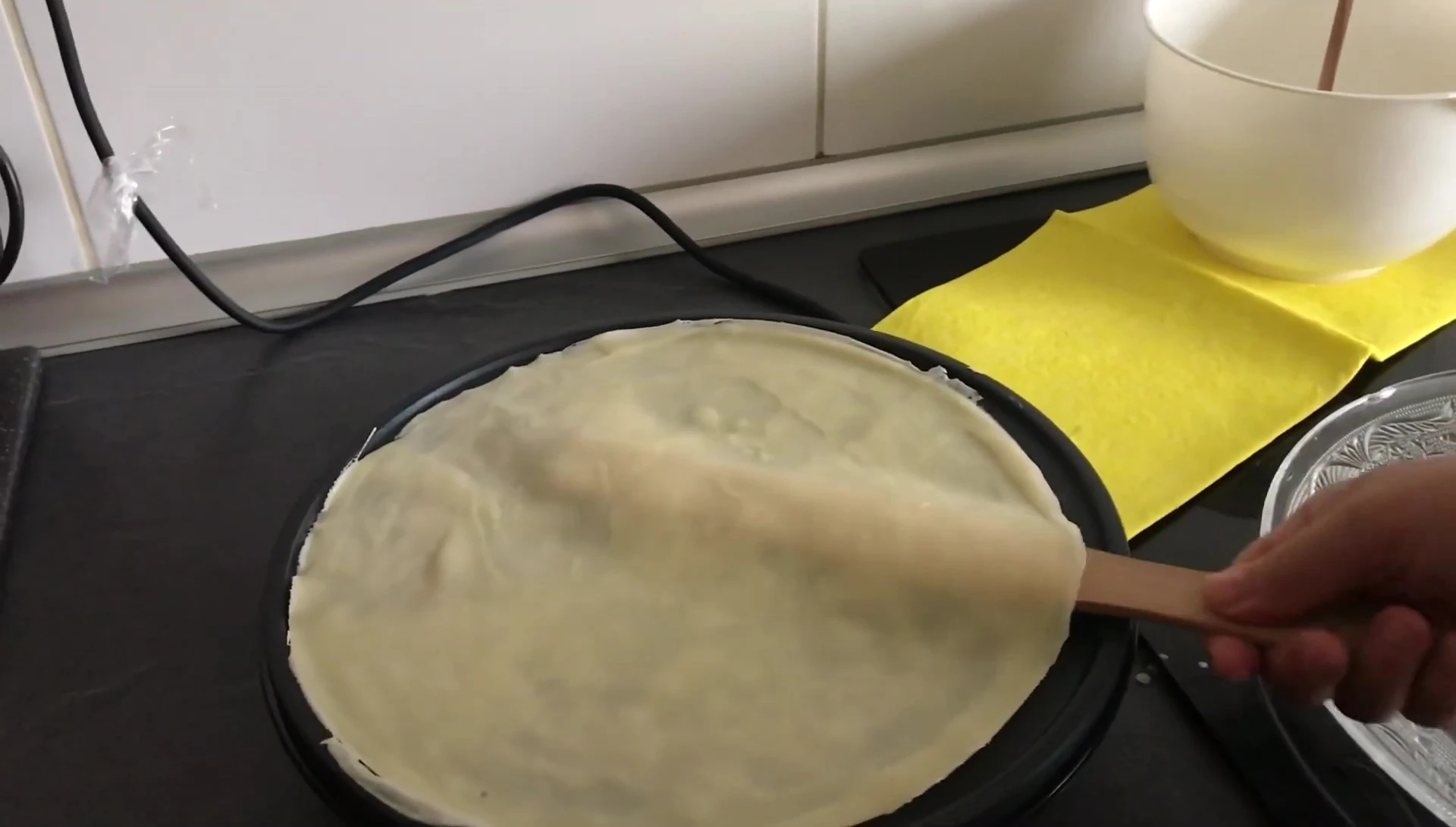 Retourner la crêpe avec la spatule.