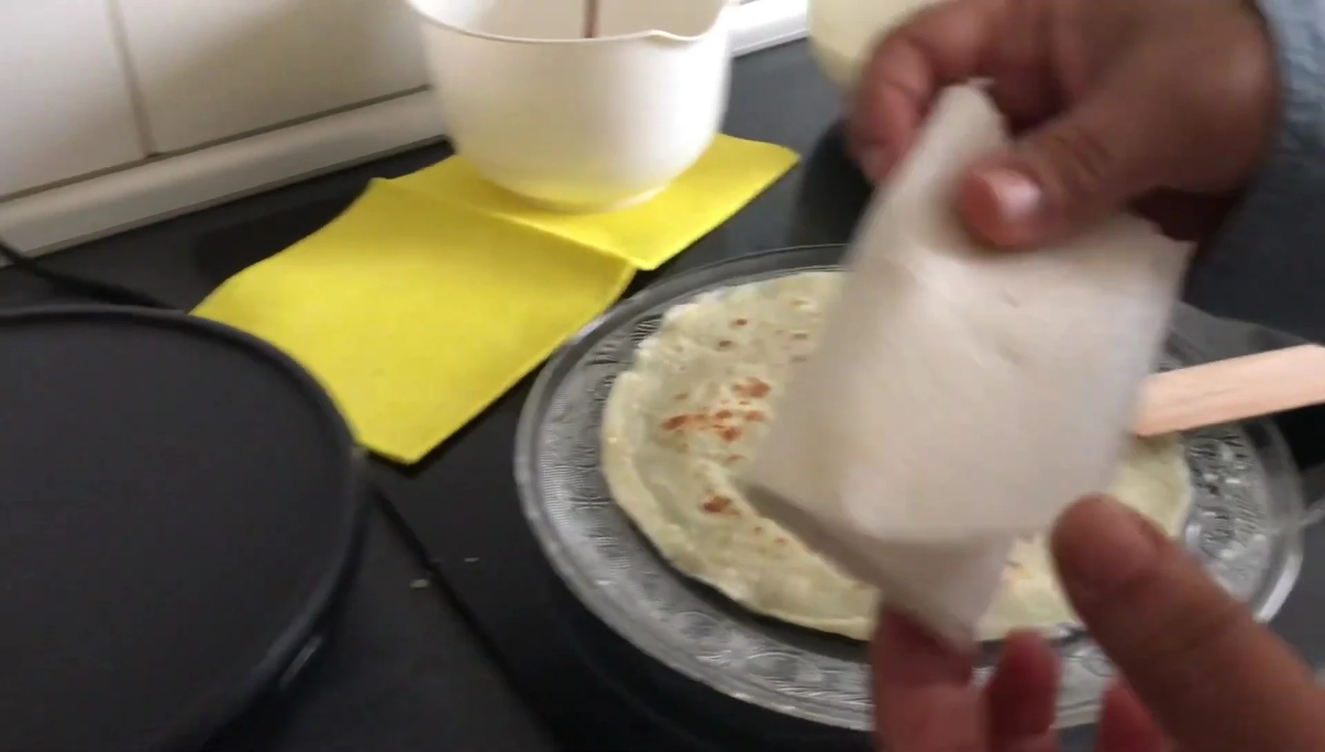 Préparation de la deuxième crêpe.