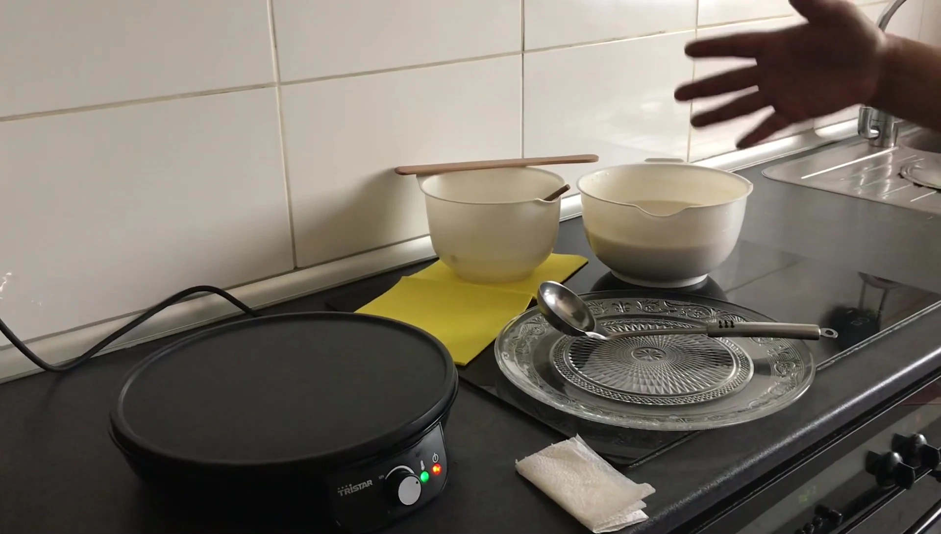 Les ustensiles de cuisine: spatule et épandeur à crêpes.