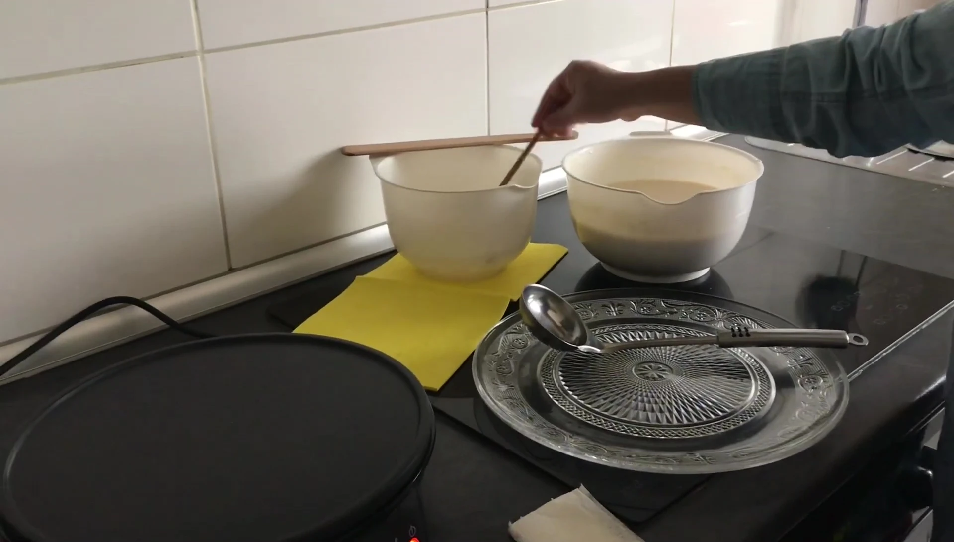 Préparation de la pâte à crêpes.