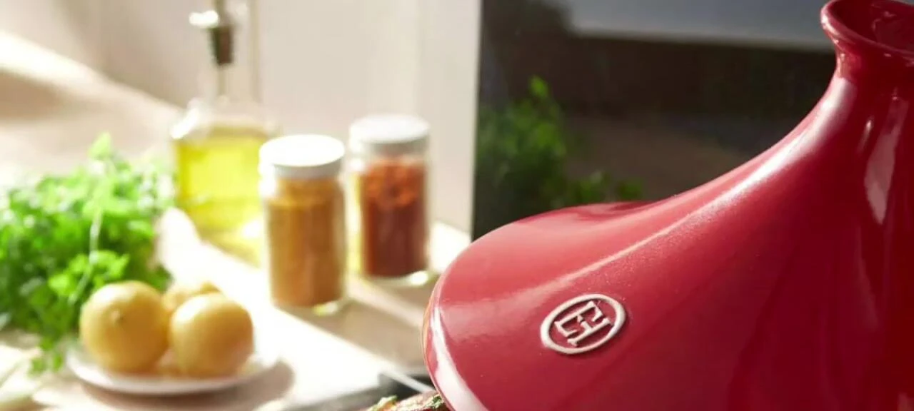Tajine Emile Henry utilisable sur différents types de barbecue