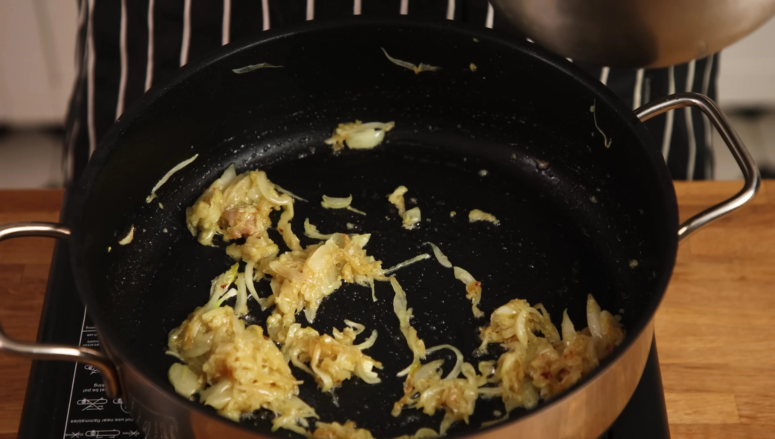 Oignons ajoutés au poulet